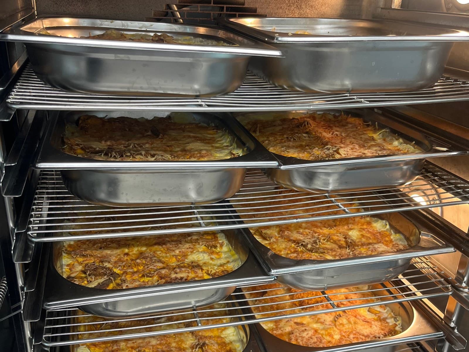 Gastronormes de gratins en cuisson dans le four de la cuisine centrale